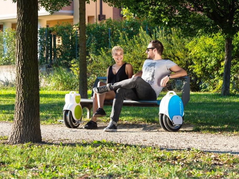 people with Airwheel Q5 electric unicycles